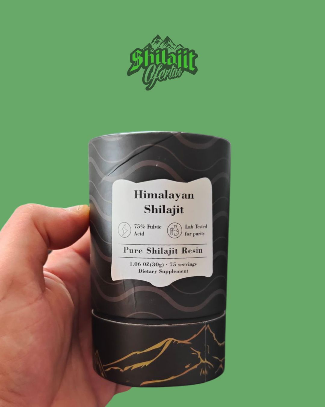 Mano sosteniendo un recipiente de resina Shilajit del Himalaya, mostrando la etiqueta y el diseño del producto.