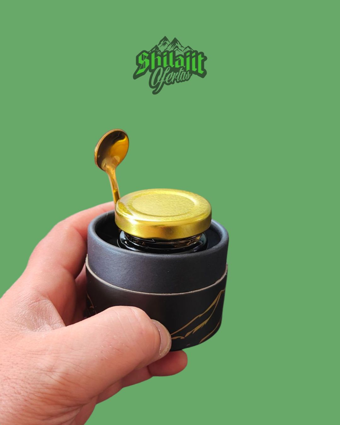 Resina de shilajit de primera extracción en un elegante paquete negro con tapa dorada y cuchara dorada.