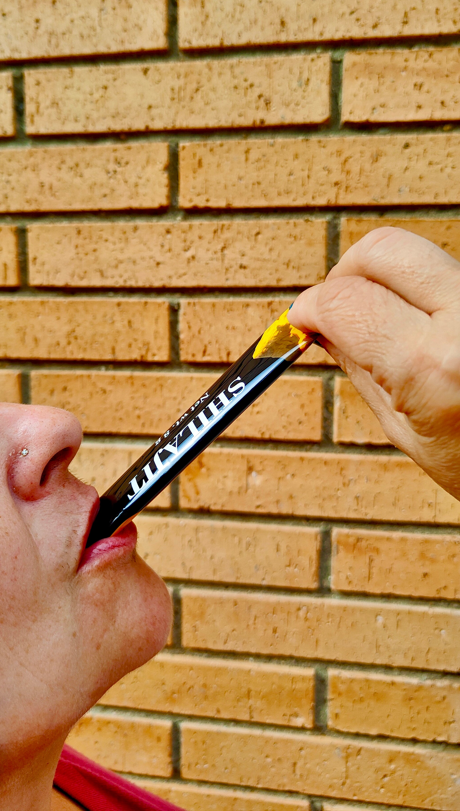 chica tomando shilajit honey